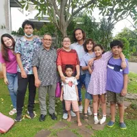 10 Potret Bahagia Dwi Sasono dan Keluarga Setelah Keluar dari Rehabilitasi, Berenang Bareng Anak-Anak