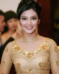 10 Potret Bella Saphira Dalam Balutan Kebaya dan Rambut Disanggul, Anggun dan Berkelas!