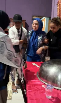 10 Potret Bella Shofie Nangis Tak Bisa Antar Ibunda ke Pemakaman, Tak Dapat Pesawat Pulang - Rayakan Ultah dengan Air Mata