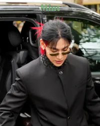 10 Potret Bintang Korea Jadi Tamu Louis Vuitton di Paris Fashion Week, Gong Yoo - The8 SEVENTEEN Gantengnya Gak Ada Obat