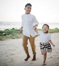 10 Potret Bukti Bertrand Peto Jadi Sosok Kakak yang Baik Untuk Kedua Adiknya