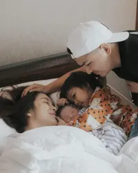 10 Potret Bukti Betapa Cinta dan Posesifnya Nastusha Olivia Alinskie Pada Sang Adik Bayi
