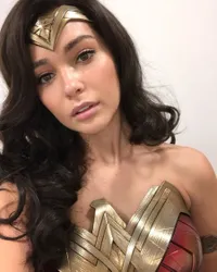 10 Potret Caitlin Burles, Body Double Gal Gadot di 'WONDER WOMAN 1984' yang Nggak Kalah Cantik