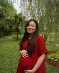 10 Potret Cantik Asmirandah Pamer Baby Bump, Bahagia Calon Ibu Glowing Banget!