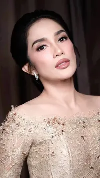 10 Potret Cantik Ussy Sulistiawaty Saat Jadi Bridesmaid, Serasa Masih ABG Meski Sudah Jadi Ibu Lima Anak