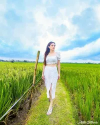 10 Potret Celine Evangelista Beri Tanggapan Tak Terduga Soal Kelahiran Anak Marshel Widianto, Padahal Dulu Mesra Berdua Sampai Dikira Mau Nikah