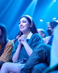 10 Potret Celine Evangelista Tampil Kasual Kenakan Rok Mini, Menawan Bak ABG Meski Memiliki Empat Anak