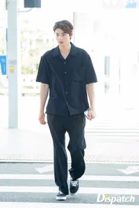 10 Potret Cha Eun Woo Curi Perhatian di Bandara, Meresahkan Pamer Otot - Dipuji Bak Dewa Yunani