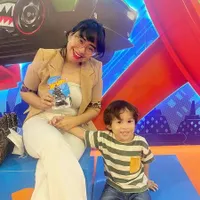 10 Potret Chikita Meidy Saat Momong Javier Sang Putra Semata Wayang yang Idap Penyakit Langka 'Kawasaki Syndrome'