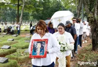 10 Potret Chloe Anak Asmirandah di Pemakaman Ibunda Jonas Rivanno, Ekspresi Murung si Kecil Jadi Sorotan