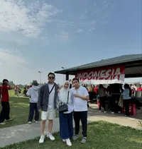 10 Potret Cindy Fatika Sari dan Tengku Firmansyah Rayakan Hari Kemerdekaan Pertama di Kanada, Ikut Lomba Klompen Raksasa - Antre Beli Siomai