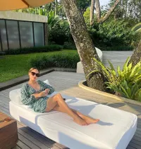 10 Potret Cinta Laura yang Tetap Berkelas Saat Pakai Swimsuit di Pantai, Aksen Jaring-Jaring Beri Kesan Misterius - Buktikan Bisa Stunning Tanpa Bikini