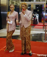 10 Potret Daniel Mananta Ajak Istri ke FFI 2020, Perdana Ajak ke Acara Publik - Serasi Berkebaya