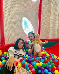 10 Potret Dea Ananda Ajak Baby Sanne Temani Ariel Nidji Manggung, Tak Lupa Pakaikan Pelindung Telinga - Selalu Kompak Momong Si Kecil Berdua