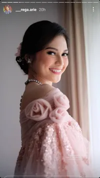 10 Potret Detail Gaun Pengantin Indah Permatasari Istri Arie Kriting, Terinspirasi Baju Bodo - Padukan Unsur Tradisional dan Modern