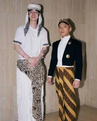 10 Potret Detail Outfit eaJ di Prambanan Jazz 2025, Jadi Penyanyi Internasional Pertama yang Manggung dengan Berkain