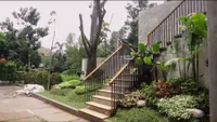 10 Potret Detail Rumah Megah Nisya Ahmad, Ada Kolam Renang dan Vertical Garden - Area ART Ber-AC
