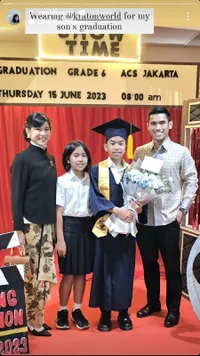 10 Potret Dian Sastrowardoyo Hadiri Wisuda Anak, Bangga Buah Hati Lulus SD - Penampilan Elegan Bak Ningrat Curi Perhatian