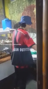 10 Potret Duta Sheila On 7 Makan di Warteg, Tampil Sederhana Pakai Jersey dan Malah Pose Saat Difoto Diam-Diam - Netizen: Dari Dulu Nggak Pernah Pencitraan