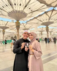 10 Potret Erina Gudono Istri Kaesang Pangarep Umumkan Kehamilan Anak Pertama Saat Umrah, Sumringah Pamer Foto USG di Depan Ka'bah