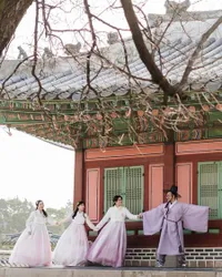 10 Potret Ersa Mayori Liburan Keluarga ke Korea, Kompakan Pakai Hanbok Bak Drakor Sageuk - Cantiknya Sang Buah Hati Curi Perhatian