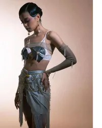 10 Potret Eva Celia Bernuansa Futuristik, Bajunya Bikin Salfok - Tubuhnya Dicat Warna Silver dan Penuh Glitter