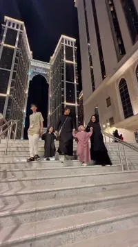 10 Potret Fairuz dan Keluarga Umrah, King Faaz Nangis Depan Ka'bah