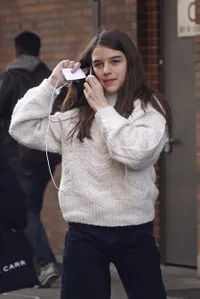 10 Potret Fashion Jalanan Suri Cruise yang Kini Sudah 14 Tahun, Tetap Cantik Meski Pakai Sandal Jepit