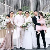 10 Potret Fashion Selebriti yang Jadi Tamu Undangan di Pesta Pernikahan Ali Syakieb - Margin Wieheerm