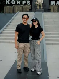 10 Potret Febby Rastanty Naik Tank & Belajar Nembak Bareng Suami Polisi, Berasa Lara Croft