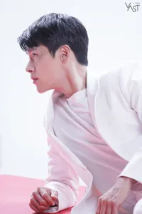 10 Potret Ganteng Hyun Bin Tampil Serba Putih saat Pemotretan, Pamer Senyum Manisnya