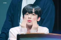 10 Potret Ganteng Kim Yohan Dengan Kebiasaan Sentuh Pipi Sendiri, Unyu Banget!