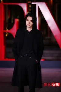 10 Potret Ganteng Lee Dong Wook Pakai Setelan Serba Hitam & Rambut Gondrong