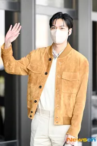 10 Potret Ganteng Maksimal Lee Min Ho di Bandara Gimpo, Disebut Pancarkan Aura Old Money - Seger Kayak Abis Mandi