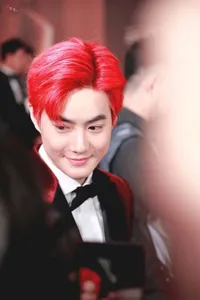10 Potret Ganteng Suho EXO Dengan Rambut Merah Menyala, Bagaikan Ariel Versi Cowok!