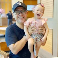10 Potret Gaya Indra Brasco Momong Anak Sambil Kerja Sampai Ketiduran, Bapak Paling Siaga!
