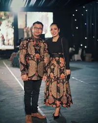 10 Potret Gaya Soimah Saat Kondangan ke Acara Ngunduh Mantu Denny Caknan, Elegan Pakai Gaun Batik - Disebut Netizen Lebih Cantik dari Mempelai Wanita