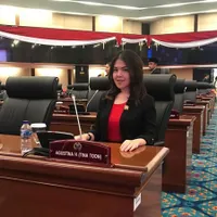 10 Potret Gaya Tina Toon Saat Ngantor di DPRD DKI Jakarta, Santai dan Stylish