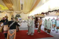 10 Potret Gemas Via Vallen Kepada Chevra Yolandi di Momen Mapag Penganten, Usap Pipi Sang Suami Dengan Manja