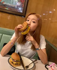 10 Potret Cantik Bak Barbie YooA, Member Pertama Oh My Girl yang Debut Solo