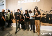 10 Potret God Bless Gelar Pameran Barang-Barang Koleksi Sang Legenda, Ada Mixer Kuno Ian Antono Hingga Kostum Unik Saat Manggung