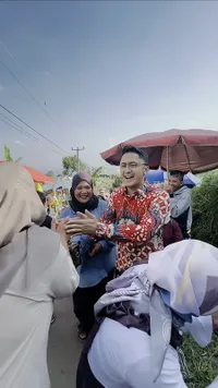 10 Potret Hengky Kurniawan Kondangan, Ikut Joget Dangdut di Atas Panggung - Ramai Diajak Foto Tamu Undangan
