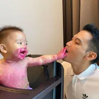 10 Potret Hot Daddy Rezky Aditya Saat Momong Anak, Bikin Netizen Gemas Sama Papanya