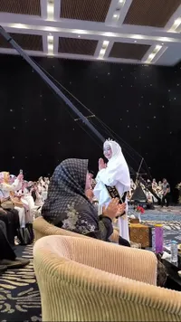 10 Potret Ibunda Oki Setiana Dewi Wisuda Tahfidz Quran, Hafalkan 20 Juz di Usia Kepala Enam