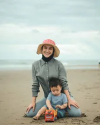 10 Potret Irish Bella Ajak Baby Air Liburan ke Bali Tanpa Ammar Zoni, Main di Pantai - Kebun Binatang