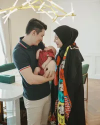 10 Potret Irwansyah Saat Asyik Gendong Baby Ukkasya, Hot Daddy Ganteng yang Selalu Siaga dan Penuh Cinta
