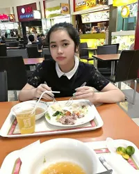 10 Potret Isya Adinda Anak Bungsu Elma Theana yang Jarang Sekali Terekspos, Kini Beranjak Dewasa dan Makin Memesona