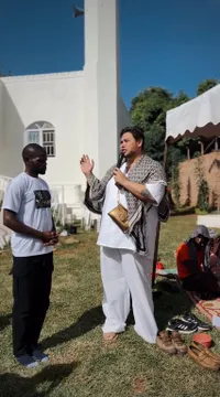 10 Potret Ivan Gunawan ke Uganda Untuk Resmikan Masjid yang Ia Bangun, Sembelih 3 Ekor Sapi dan Bagi-Bagi Al Quran