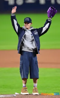 10 Potret J-Hope BTS Lakukan First Pitch di Pertandingan Baseball, Pakai Sarung Tangan Ungu - Joget 'APT' di Tribune