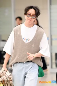 10 Potret J-Hope BTS Pulang dari Amerika Setelah Rampungkan Tur, Senyum Malu-malu - Bikin Salfok Pakai Kaus 'Single'